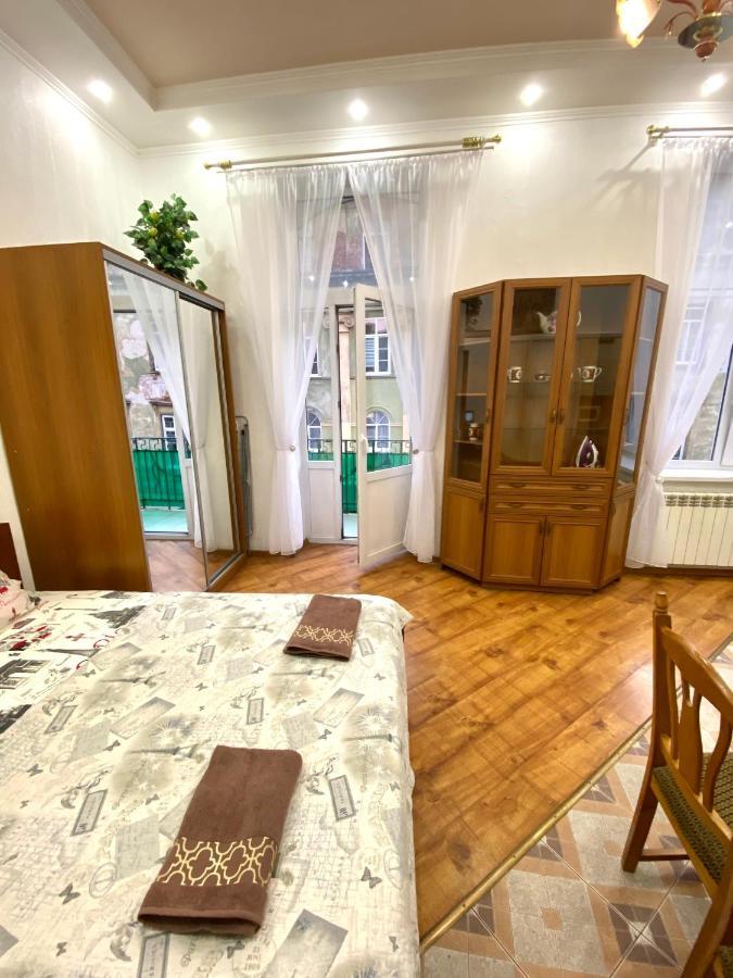 Навпроти Вернісажу Біля Оперного Вулиця Театральна 26 Є Балкон Та Інернет Apartamento Lviv Exterior foto