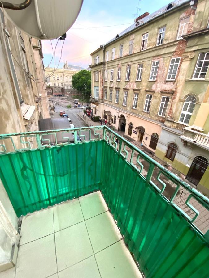 Навпроти Вернісажу Біля Оперного Вулиця Театральна 26 Є Балкон Та Інернет Apartamento Lviv Exterior foto